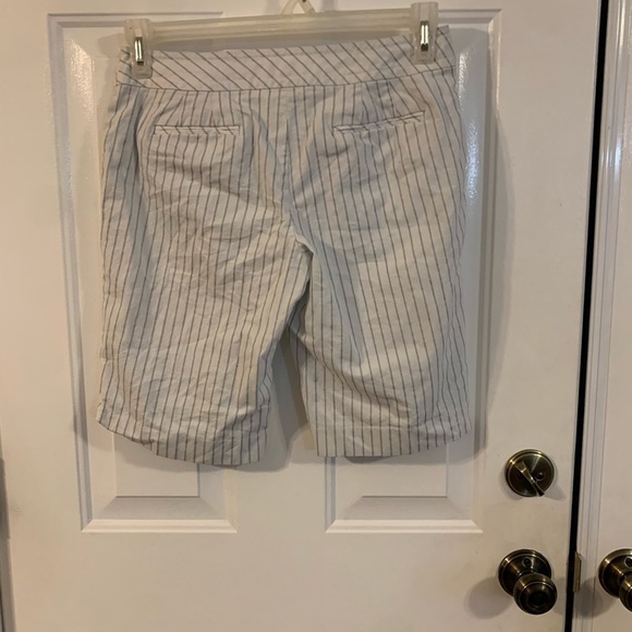 Ann Taylor Loft white shorts with black stripes size 2 EUC - Picture 3 of 6